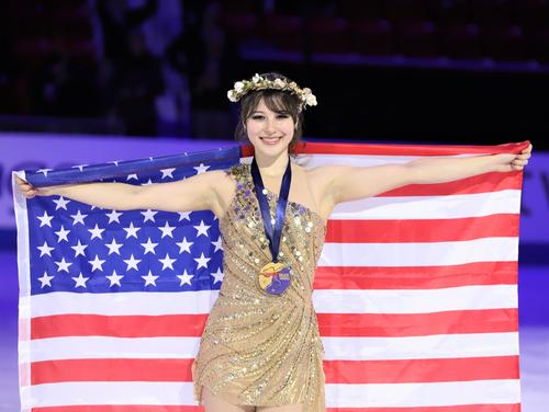 GPシリーズ・スケートアメリカ　女子表彰式で笑顔を見せるアリサ・リウ（撮影・藤塚大輔）