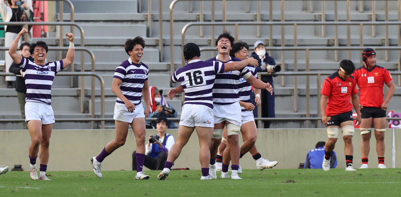 明大対帝京大　後半、ペナルティートライで勝利が決まり喜びを爆発させる明大の選手たち（撮影・水谷安孝）