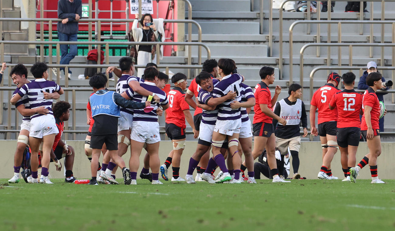 明大対帝京大　後半、ペナルティートライで勝利が決まり喜びを爆発させる明大の選手たち（撮影・水谷安孝）