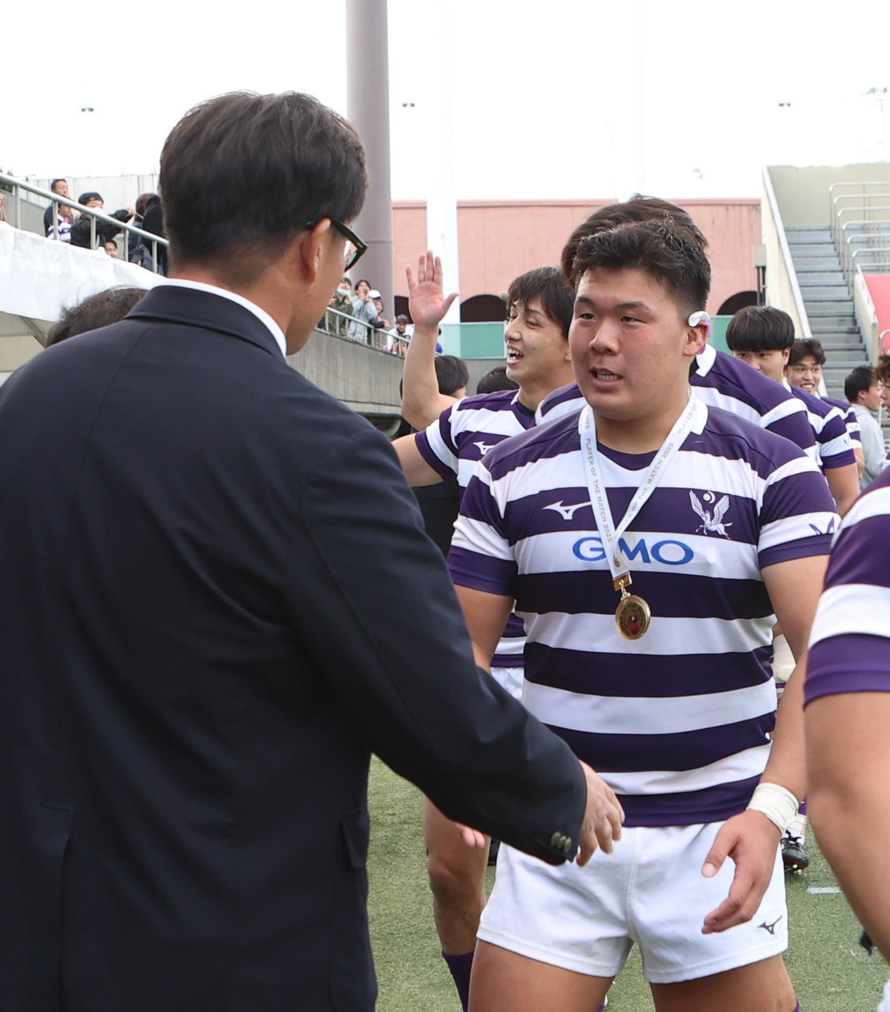 明大対帝京大　プレーヤーオブザマッチに選ばれ明大・神鳥監督（左）と握手する田代（撮影・水谷安孝）
