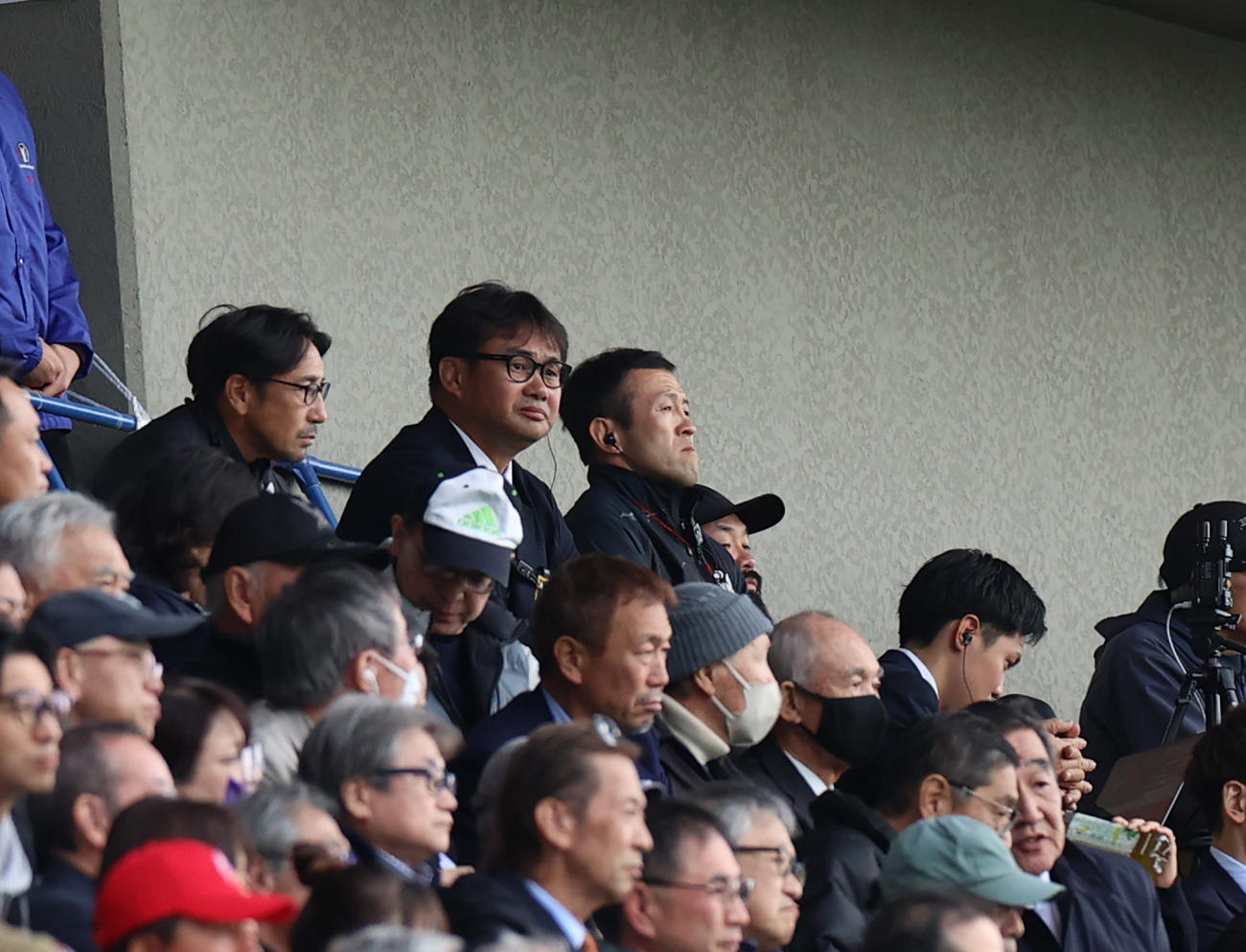 明大対帝京大　前半、試合を見守る明大・神鳥監督（撮影・水谷安孝）