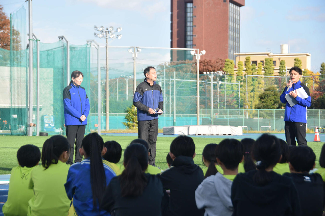 家族3人で陸上教室を実施した（右から順に）橋岡、父利行さん、母直美さん（撮影・泉光太郎）