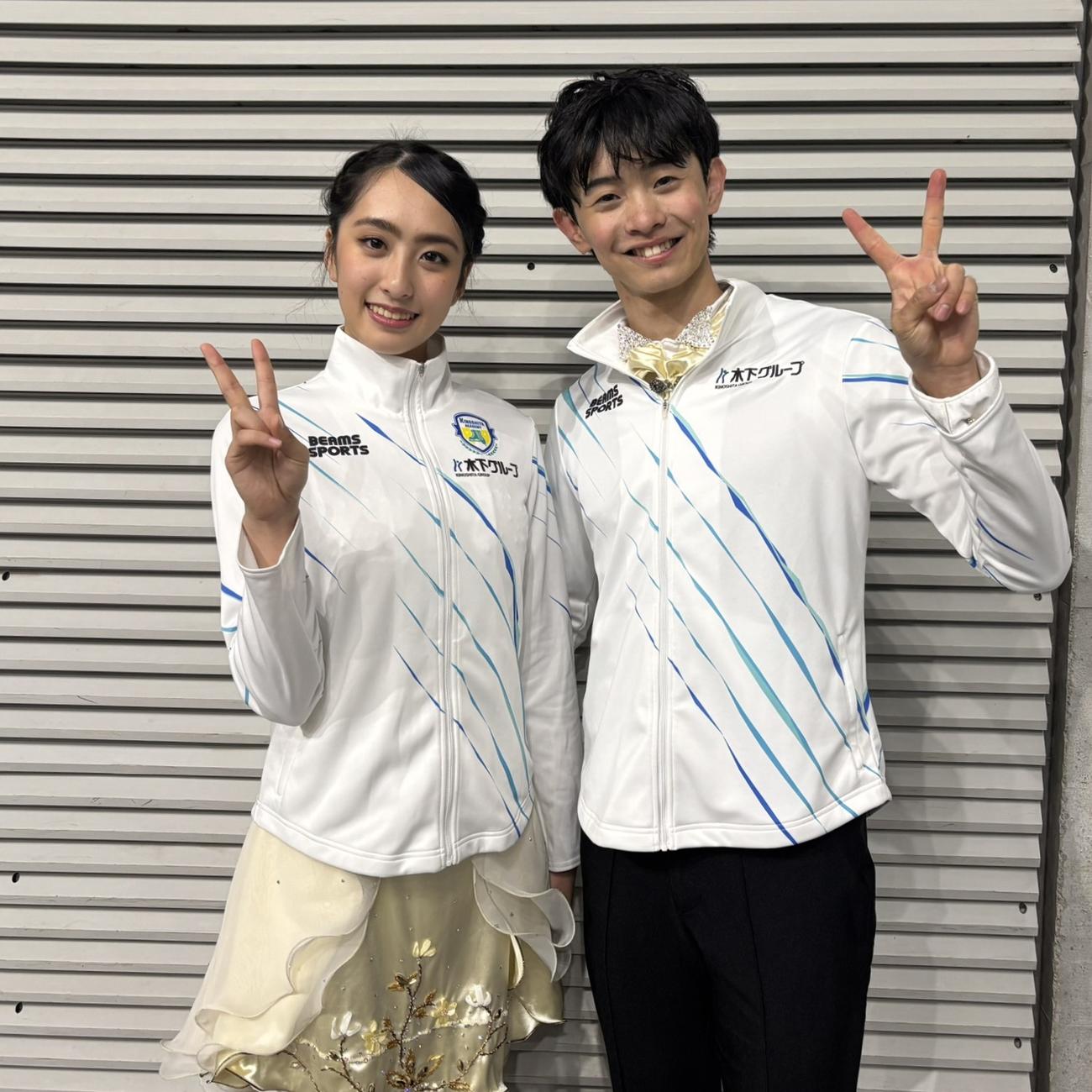 東京都民大会で競技を終え、笑顔で写真に納まる櫛田育良（左）と島田高志郎（撮影・勝部晃多）