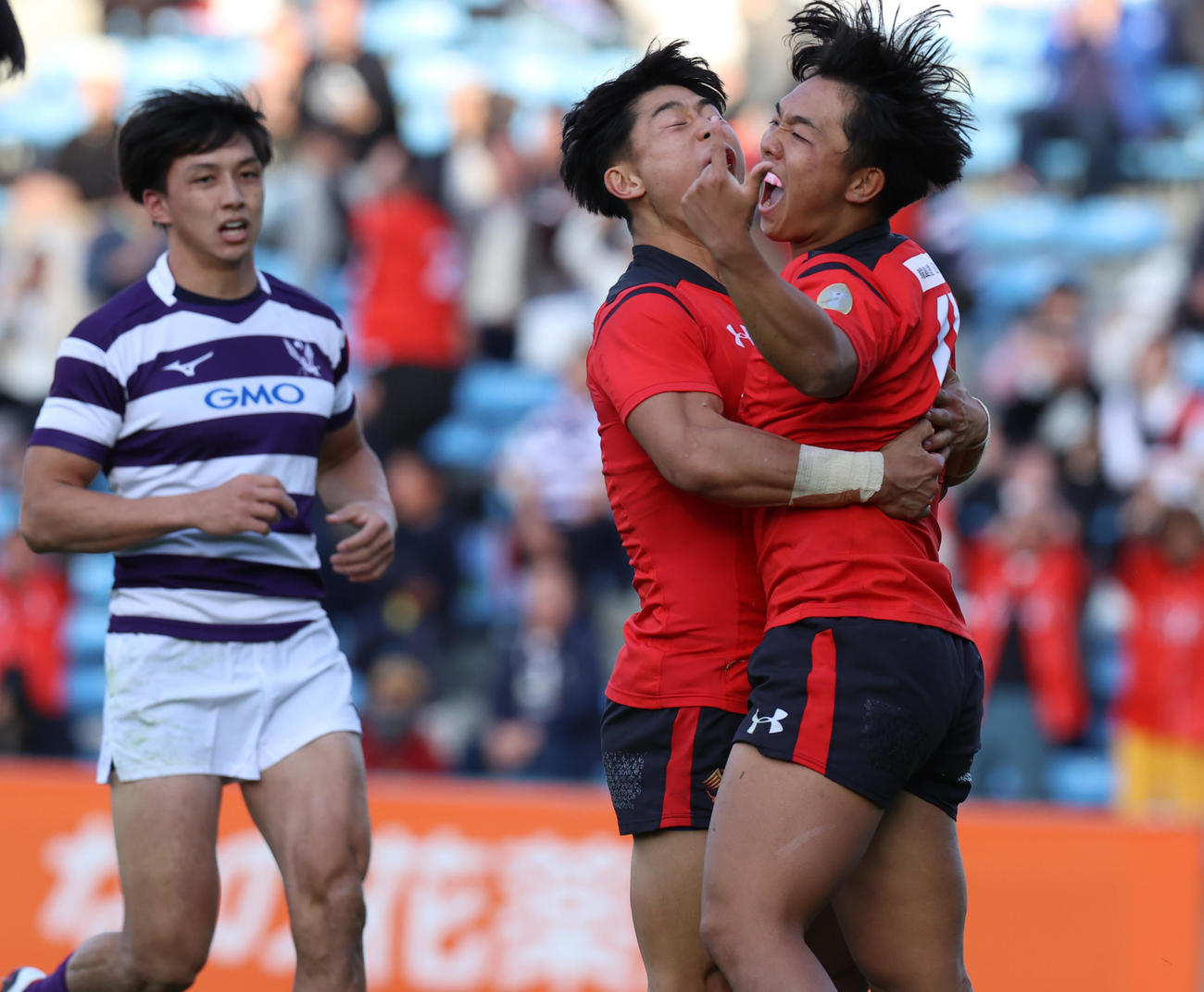 関東大学ラグビー対抗戦Aグループ　明大対帝京大　後半、独走トライを決め喜びを爆発させる帝京大・吉田（右）（撮影・水谷安孝）