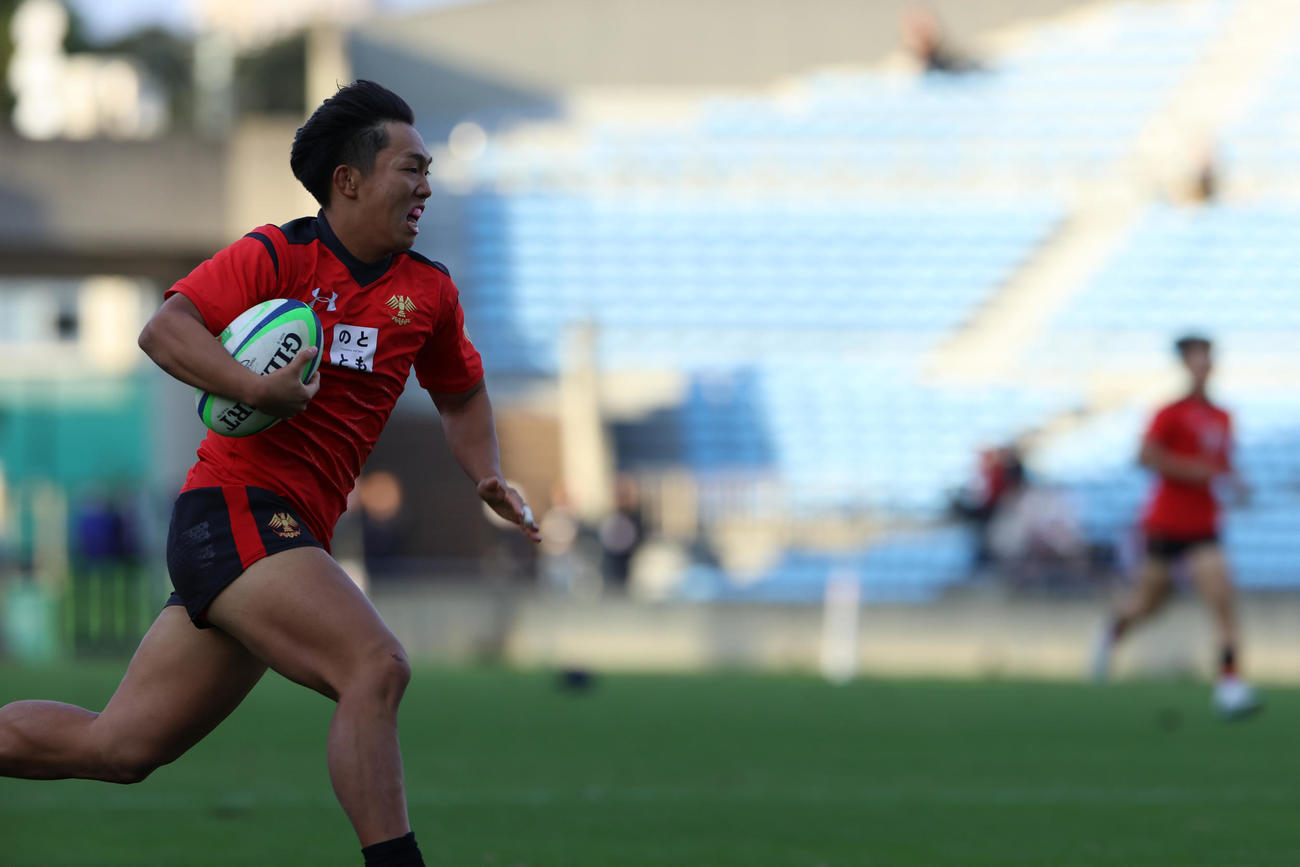 明大対帝京大　後半、独走トライを決める帝京大・吉田琉（撮影・水谷安孝）