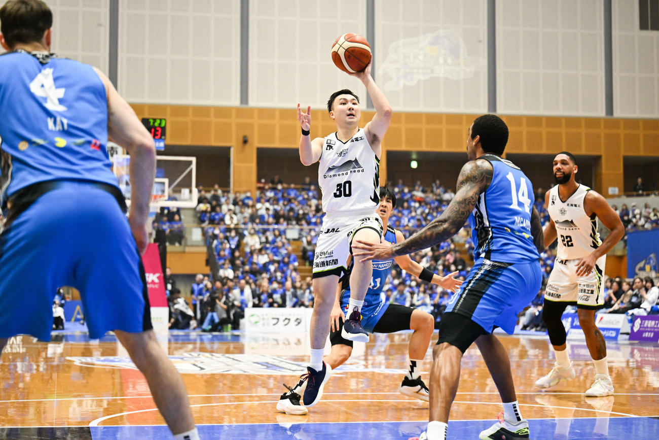 シュートを打つレバンガ北海道・富永　（C）B．LEAGUE