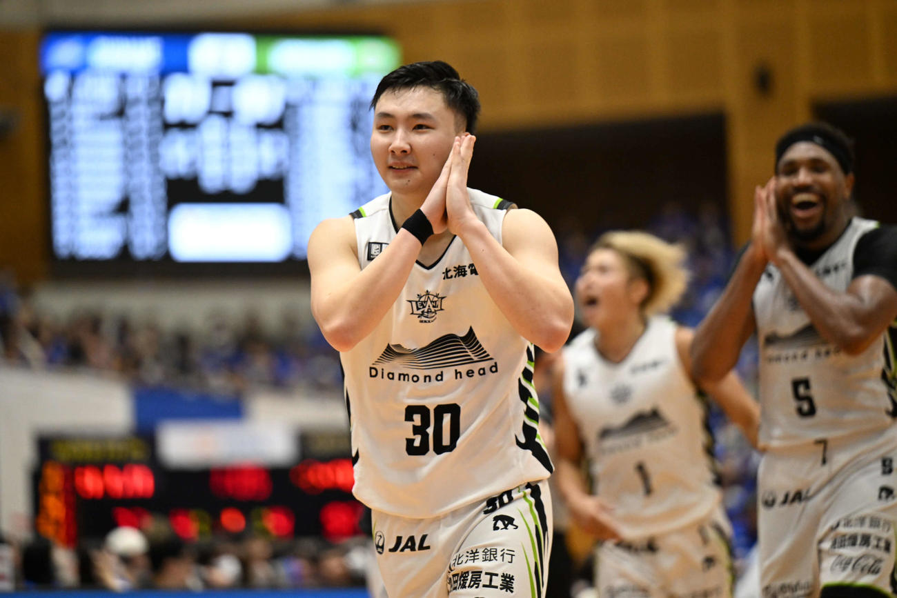 シュートを決めてポーズをとるレバンガ北海道の富永　（C）B．LEAGUE