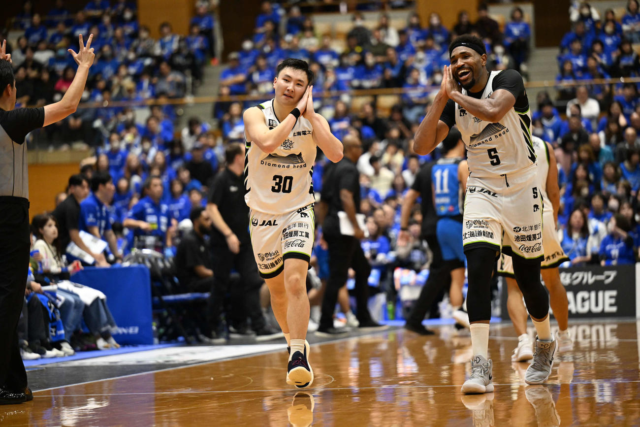 シュートを決めてポーズをとるレバンガ北海道の富永　（C）B．LEAGUE