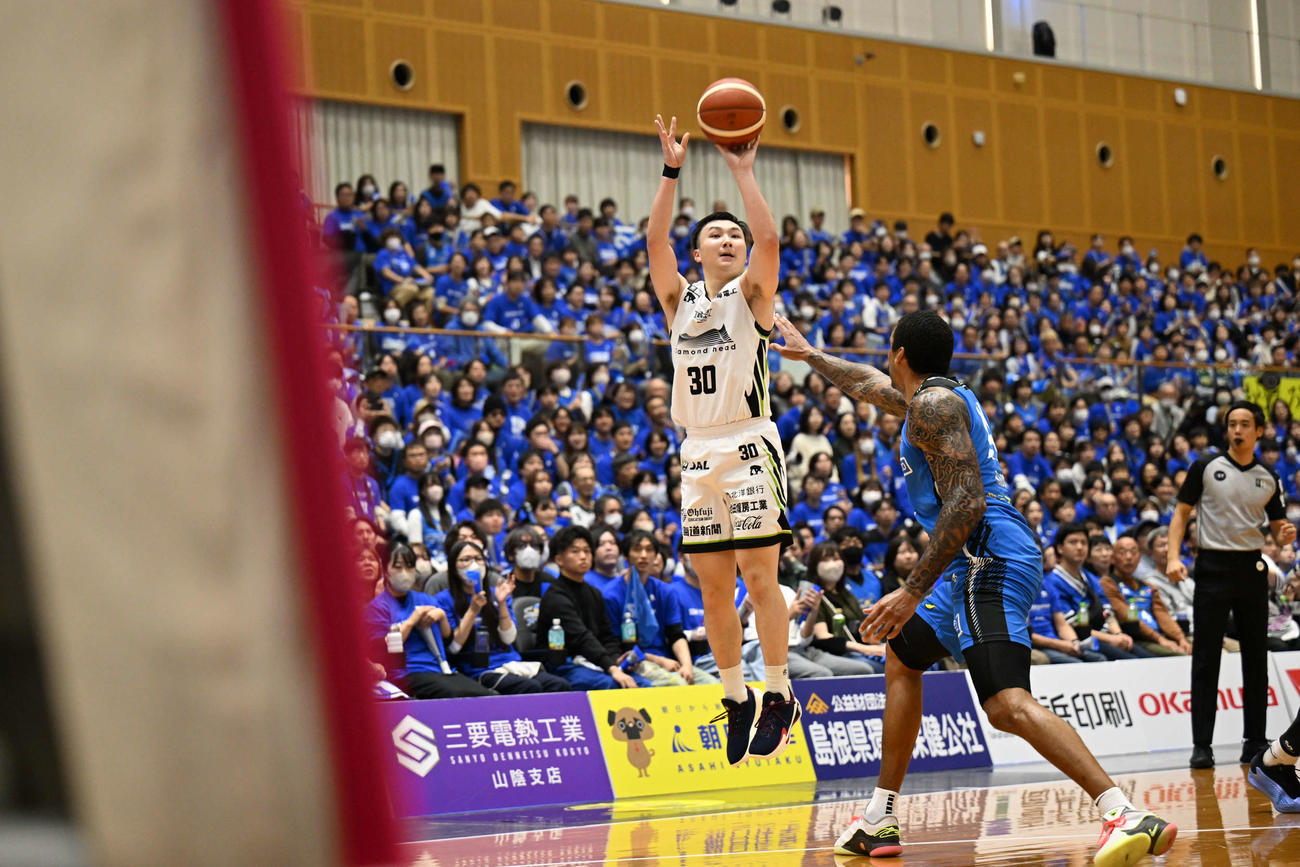 シュートを打つレバンガ北海道の富永　（C）B．LEAGUE