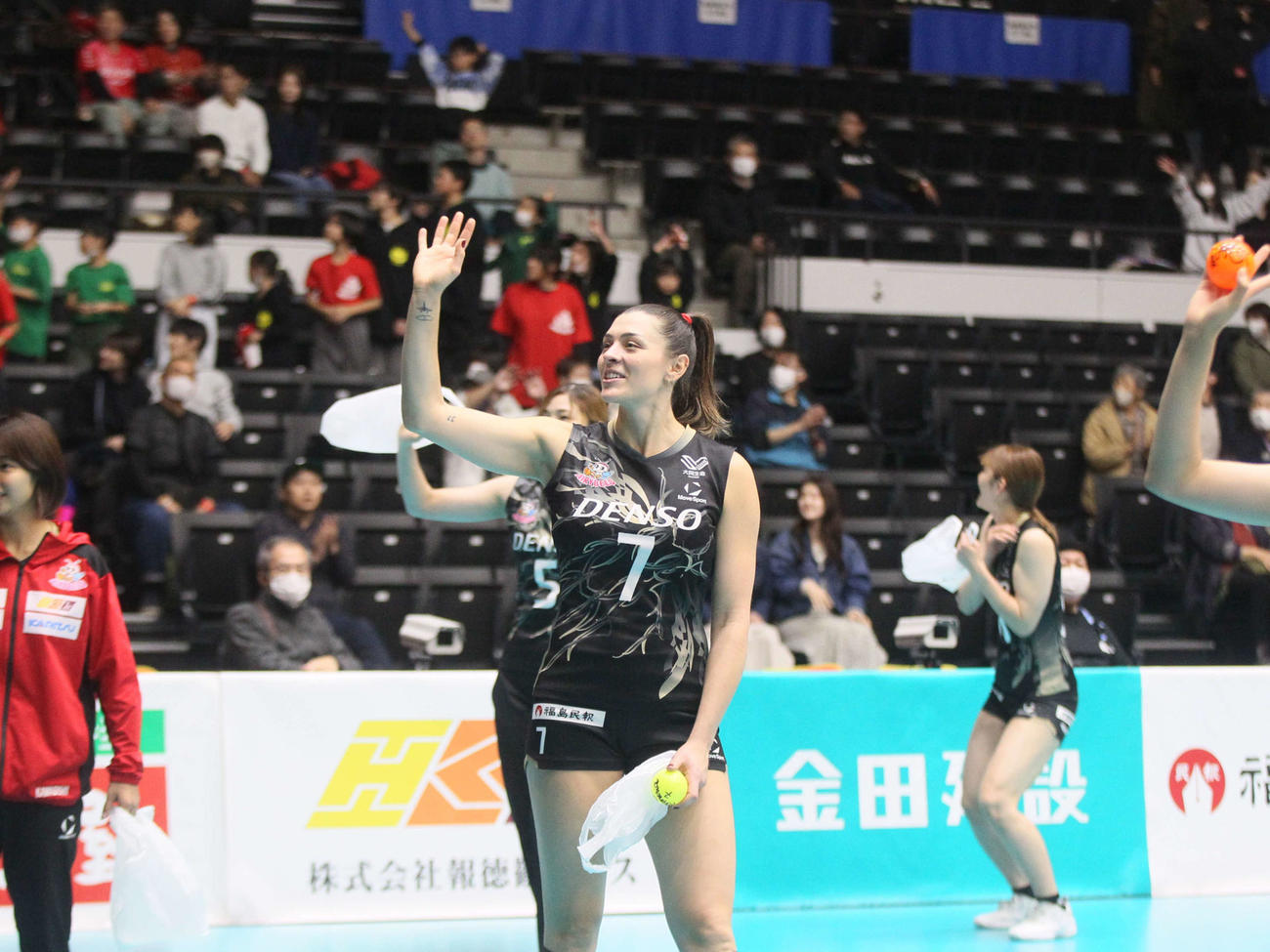 デンソー対埼玉上尾　試合後、ファンにあいさつをするデンソーOHロザマリア（撮影・高橋香奈）