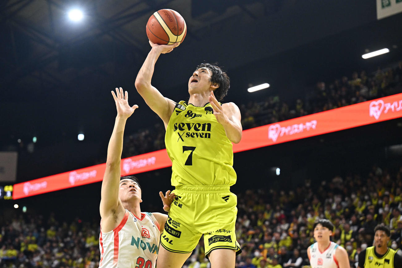 仙台対広島　第1Q、シュートを狙うB1仙台・船生（（C）B.LEAGUE）