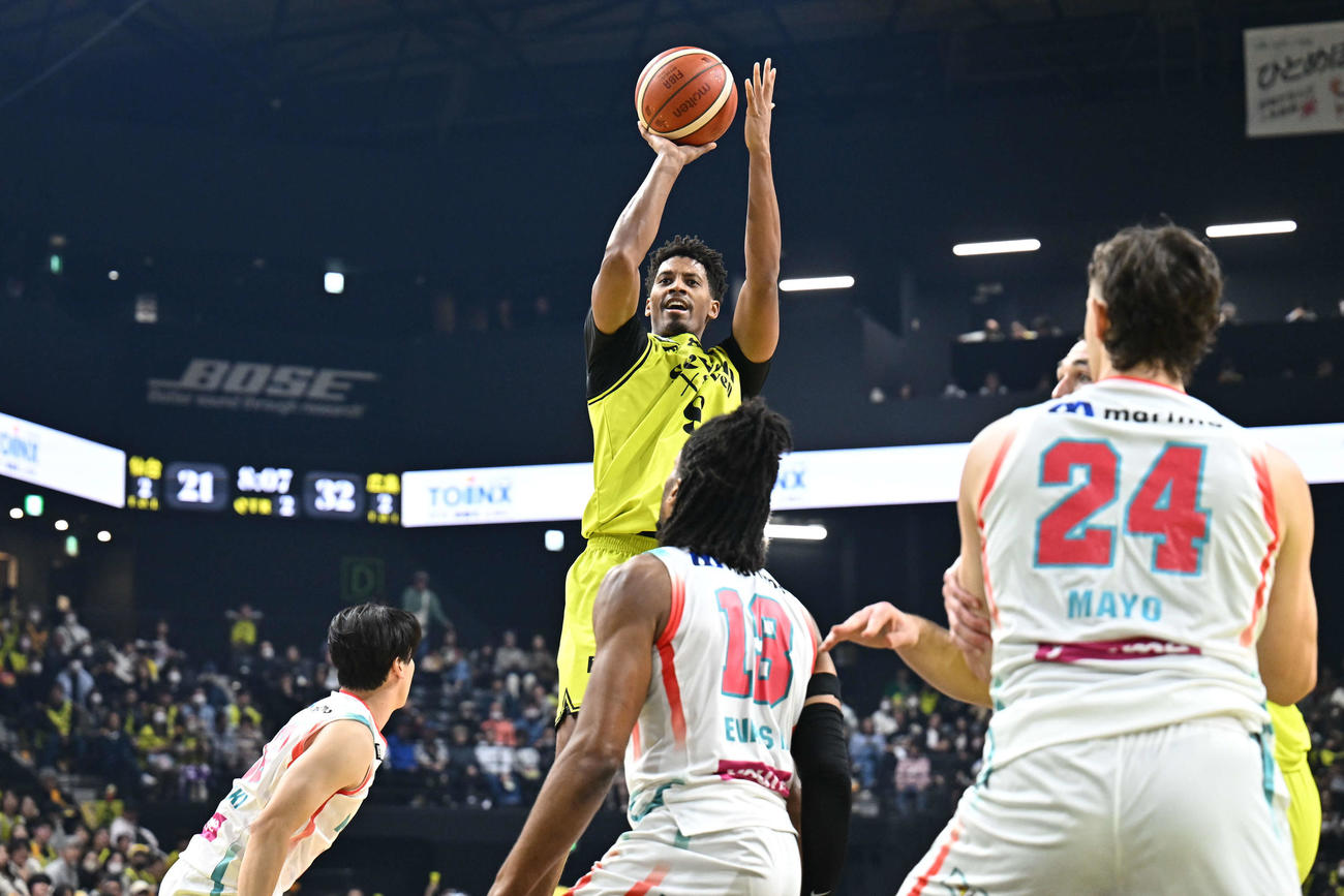 仙台対広島　3点シュートを狙うB1仙台カルバー（（C）B.LEAGUE）