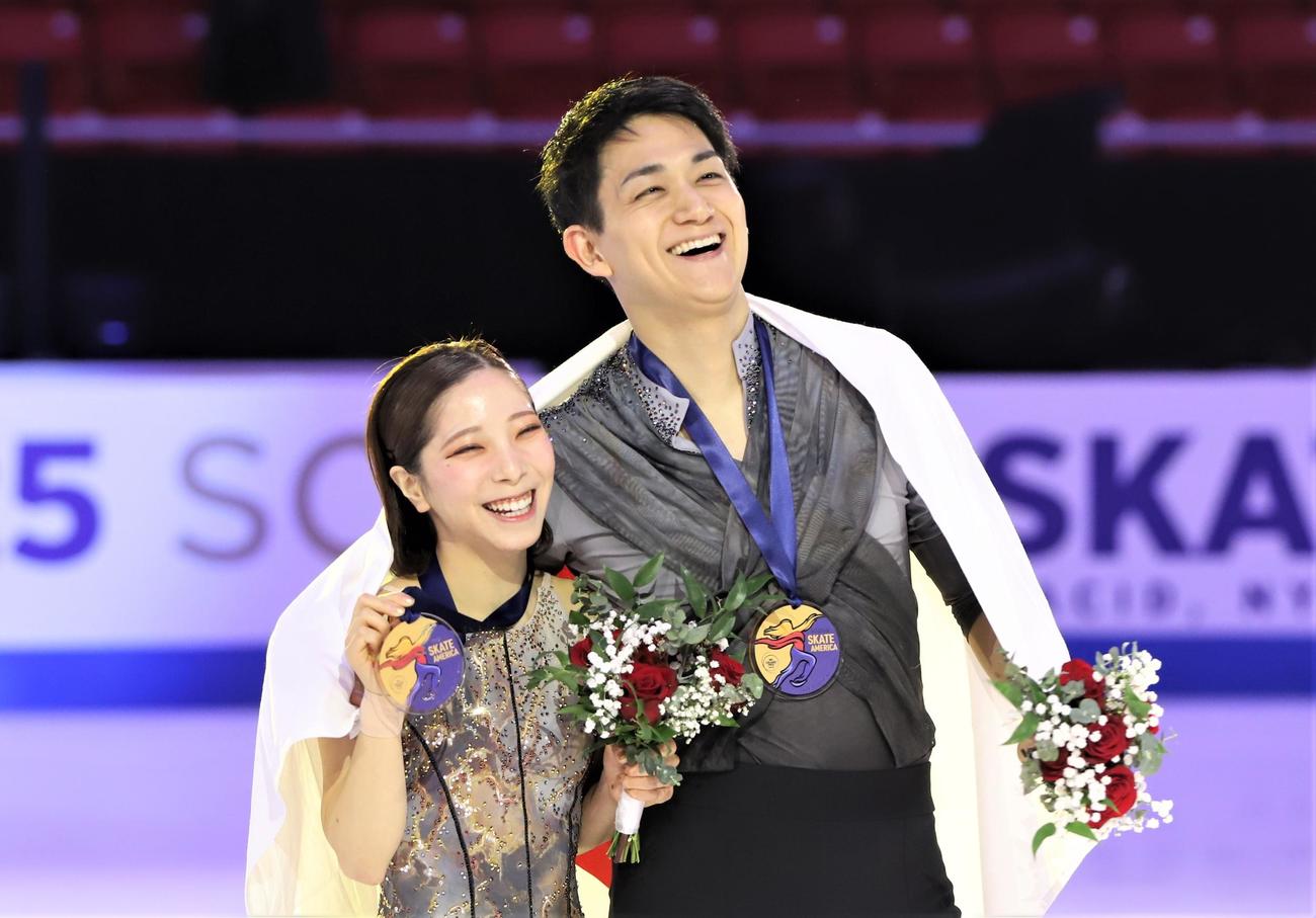 ペア表彰式で笑顔を見せる三浦、木原組（撮影・藤塚大輔）