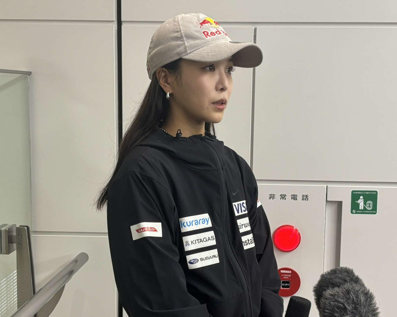 羽田空港で出国前に取材に応じる高梨（撮影・勝部晃多）