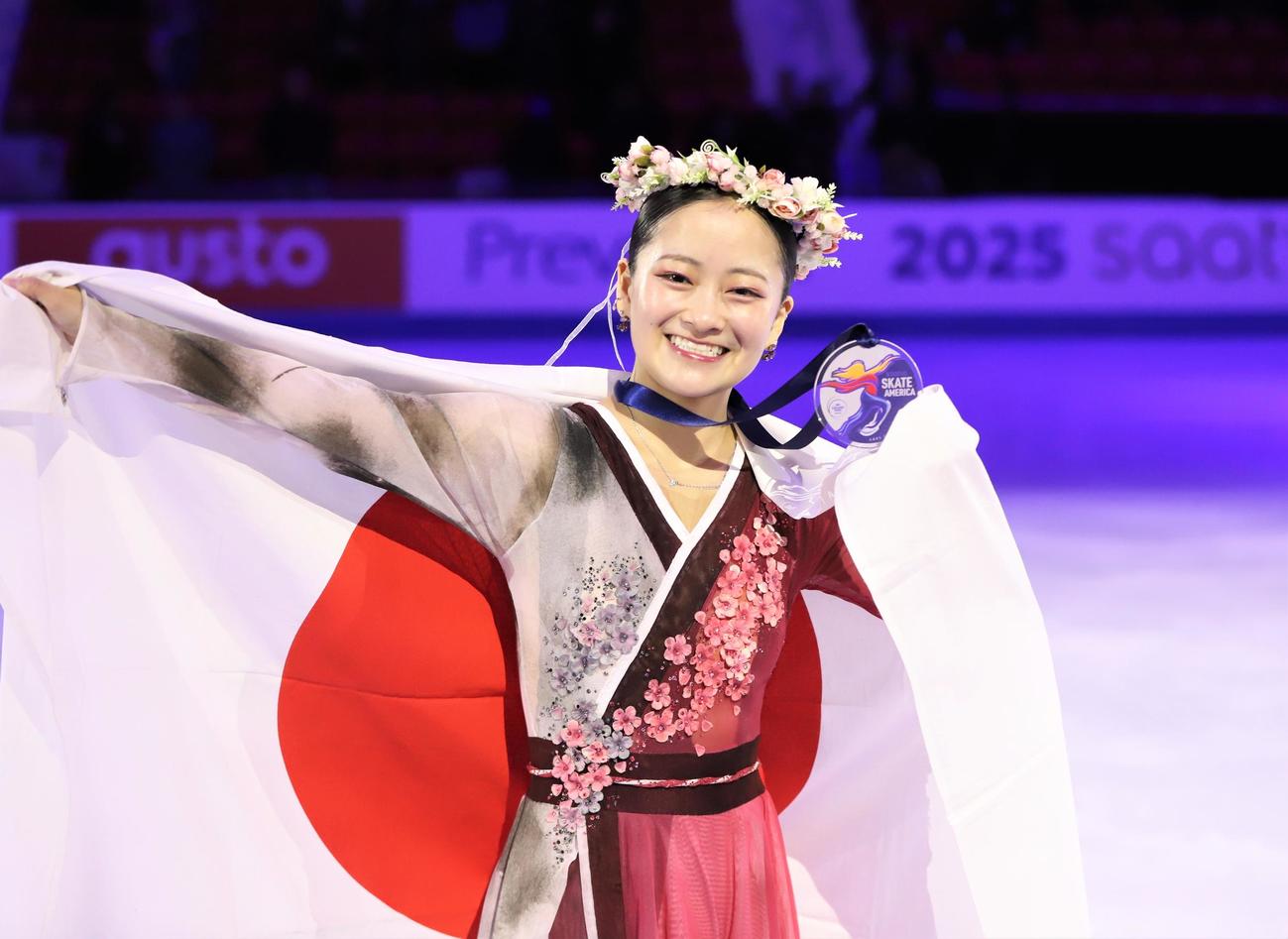 GPシリーズ・スケートアメリカ　女子表彰式で笑顔を見せる渡辺（撮影・藤塚大輔）