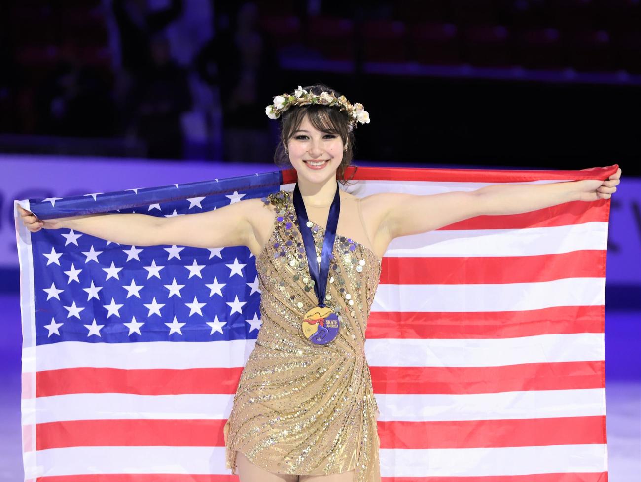 GPシリーズ・スケートアメリカ　女子表彰式で笑顔を見せるアリサ・リウ（撮影・藤塚大輔）