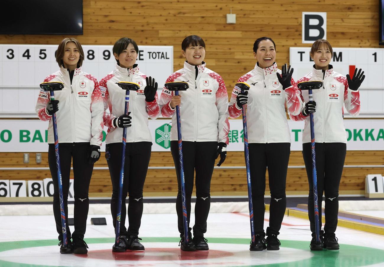 カーリング五輪世界最終予選に向け意気込むフォルティウスの左から吉村、小野寺、小谷、近江谷、小林（撮影・黒川智章）