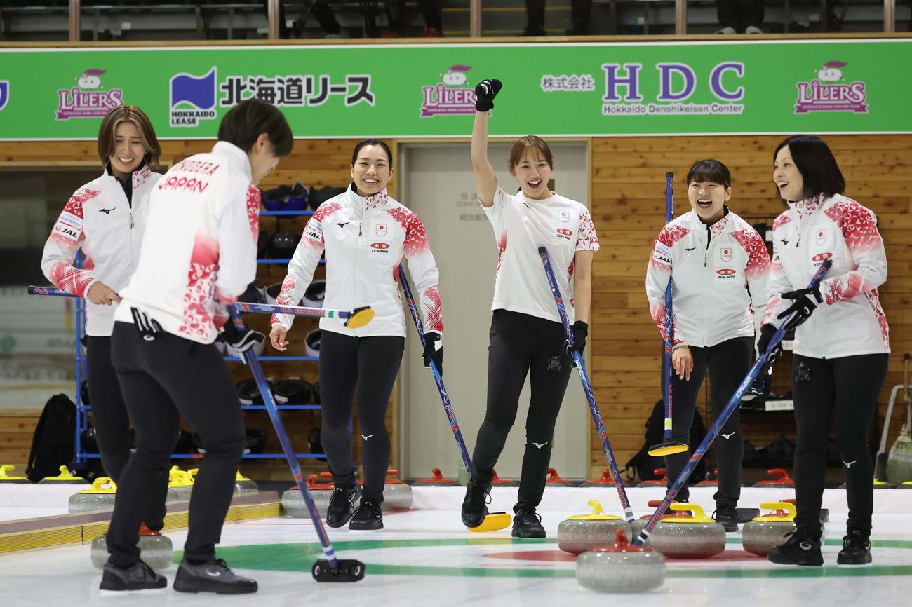 カーリング五輪世界最終予選に向けた練習で笑顔を見せるフォルティウスの、左から吉村、小野寺、近江谷、小林、小谷、船山コーチ（撮影・黒川智章）