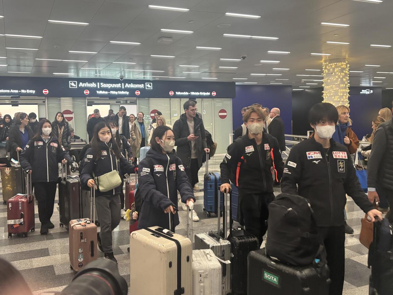 ヘルシンキ空港に到着した右から山本草太、森口澄士、長岡柚奈、千葉百音ら（撮影・松本航）