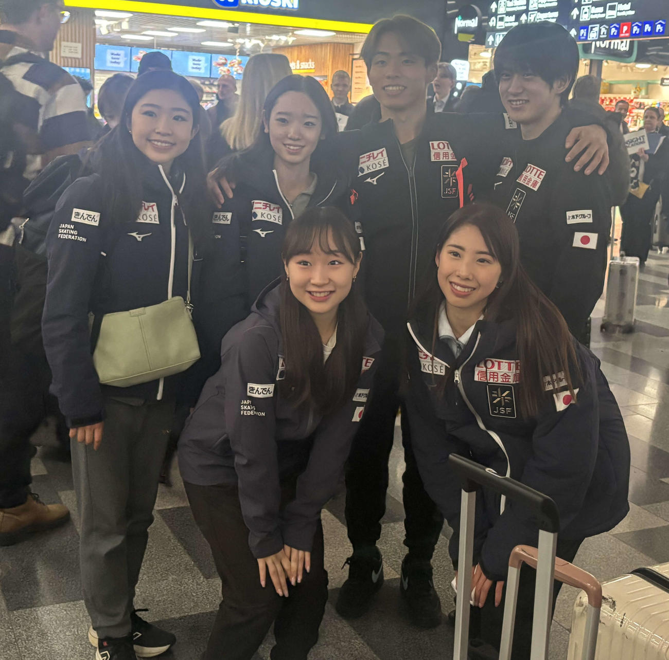 ヘルシンキ空港に到着した前列右から住吉りをん、松生理乃、後列右から山本草太、森口澄士、長岡柚奈、千葉百音（撮影・松本航）