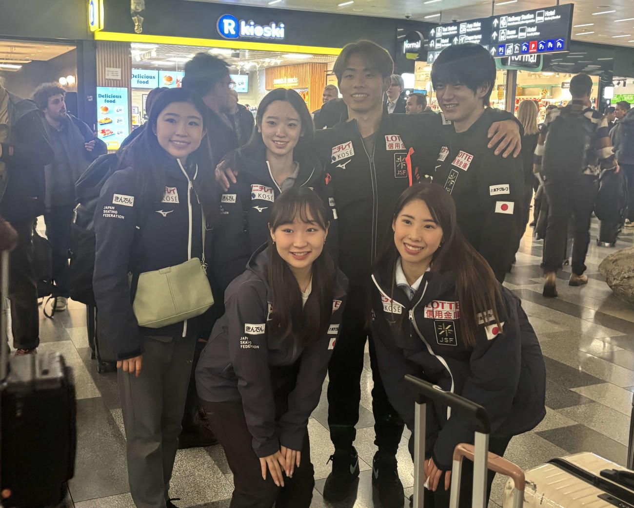 ヘルシンキ空港に到着した前列右から住吉りをん、松生理乃、後列右から山本草太、森口澄士、長岡柚奈、千葉百音（撮影・松本航）