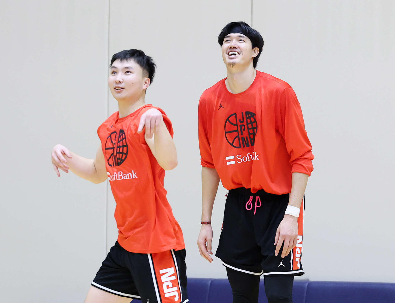 練習中、笑顔を見せるバスケ男子日本代表の富永（左）と渡辺雄（2025年11月17日撮影）