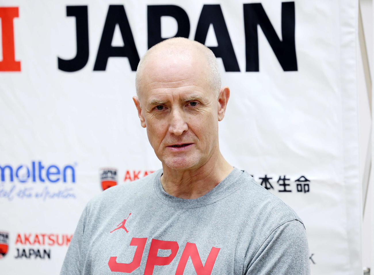 報道陣の質問に答えるバスケ男子日本代表のトム・ホーバス監督（2025年11月17日撮影）