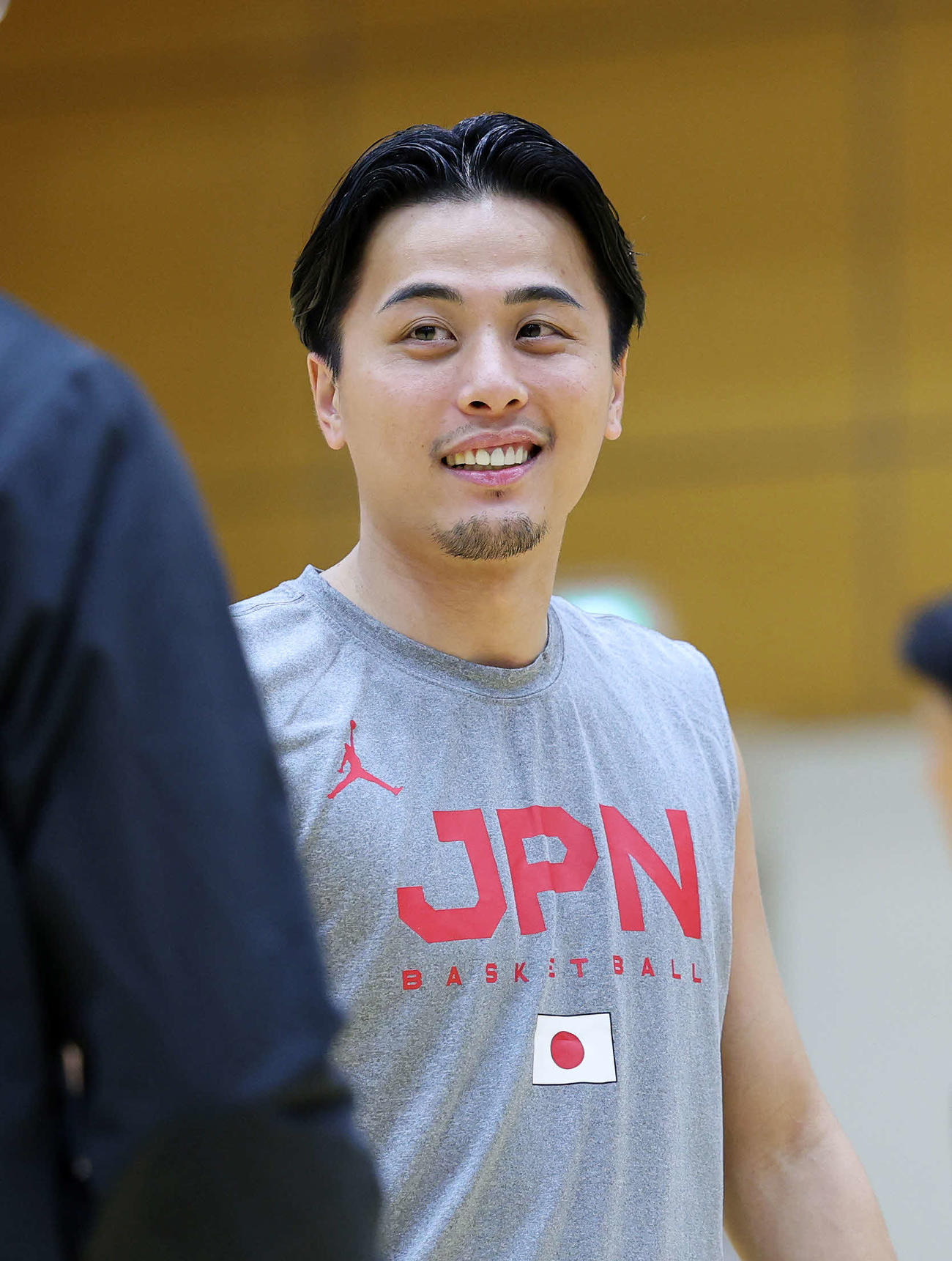 練習中、笑顔を見せるバスケ男子日本代表の富樫（2025年11月17日撮影）