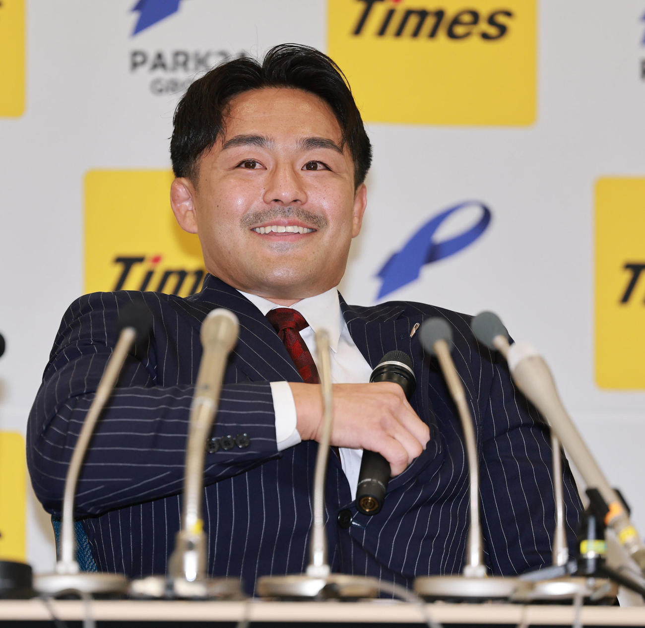 引退会見で感極まるパリ五輪柔道男子73キロ級銅メダリストの橋本（撮影・野上伸悟）