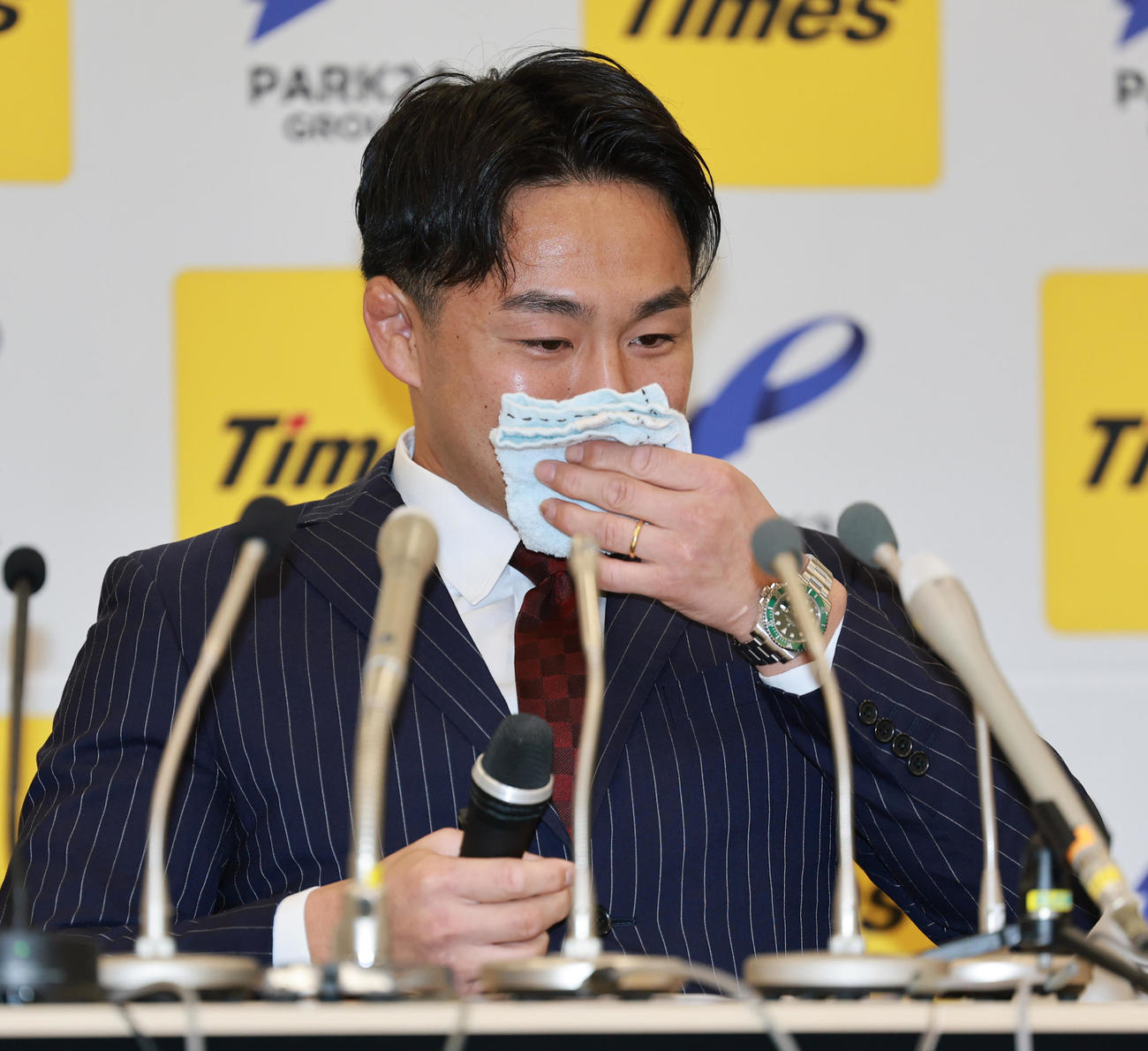 引退会見で感極まるパリ五輪柔道男子73キロ級銅メダリストの橋本（撮影・野上伸悟）