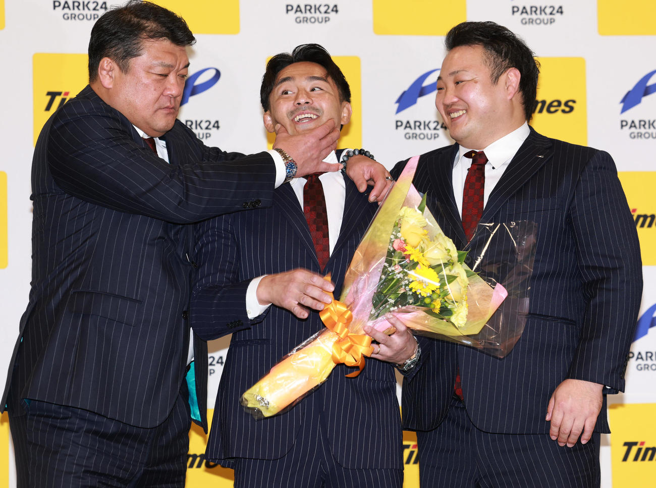 引退会見でパーク24の吉田総監督（左）、海老沼男子監督（右）から手荒に？ねぎらわれるパリ五輪柔道男子73キロ級銅メダリストの橋本（撮影・野上伸悟）