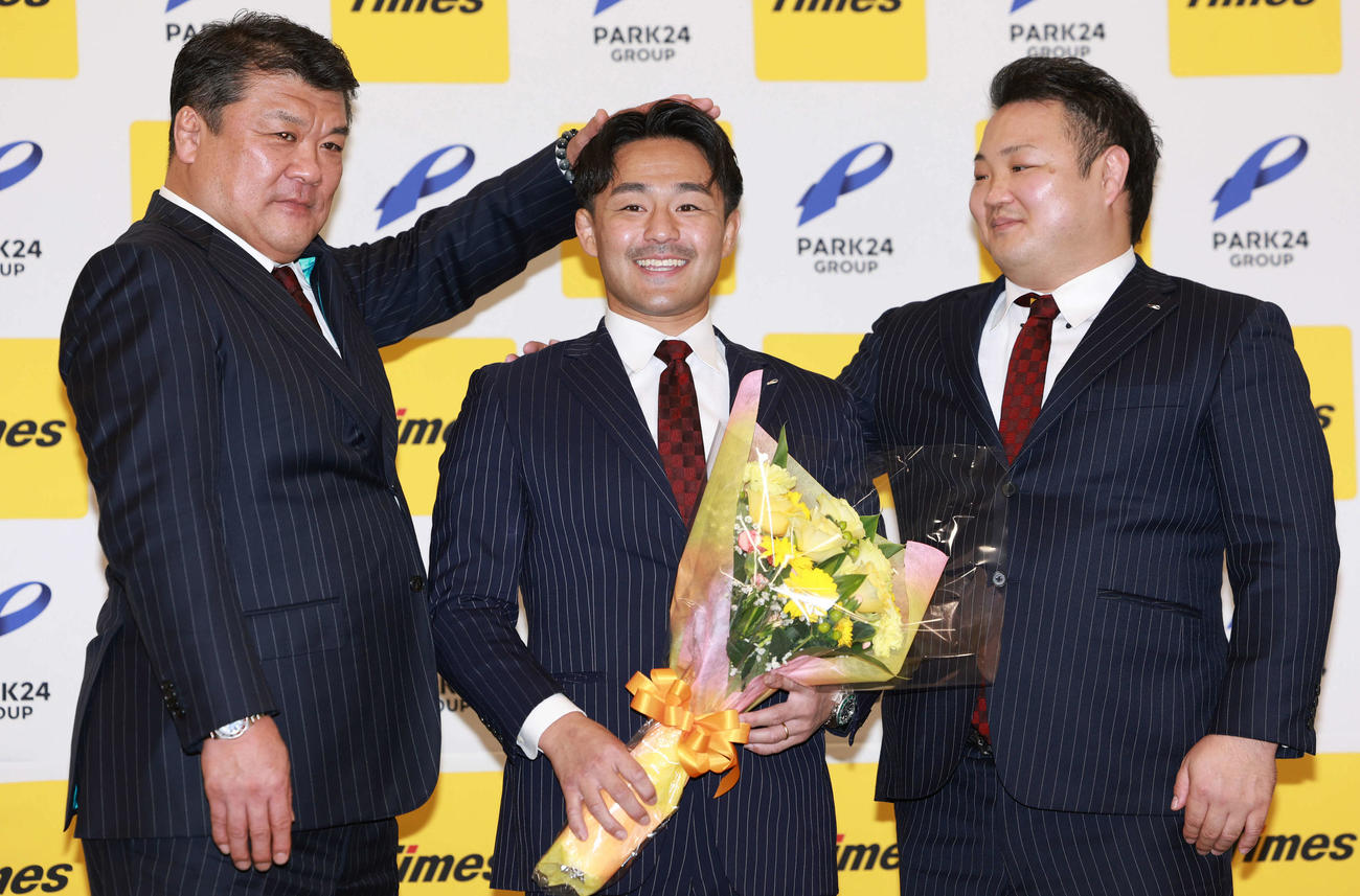 引退会見でパーク24の吉田総監督（左）、海老沼男子監督（右）にねぎらわれるパリ五輪柔道男子73キロ級銅メダリストの橋本（撮影・野上伸悟）