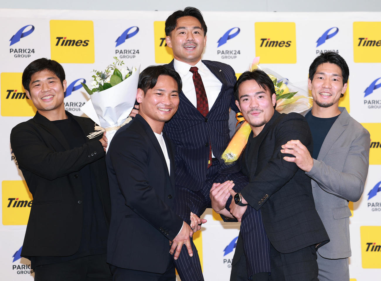 引退会見でパーク24の仲間に担がれるパリ五輪柔道男子73キロ級銅メダリストの橋本（撮影・野上伸悟）