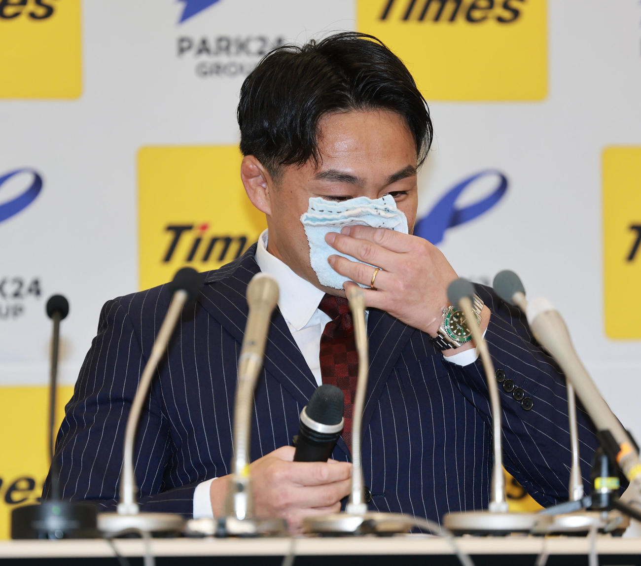 引退会見で感極まるパリ五輪柔道男子73キロ級銅メダリストの橋本（撮影・野上伸悟）