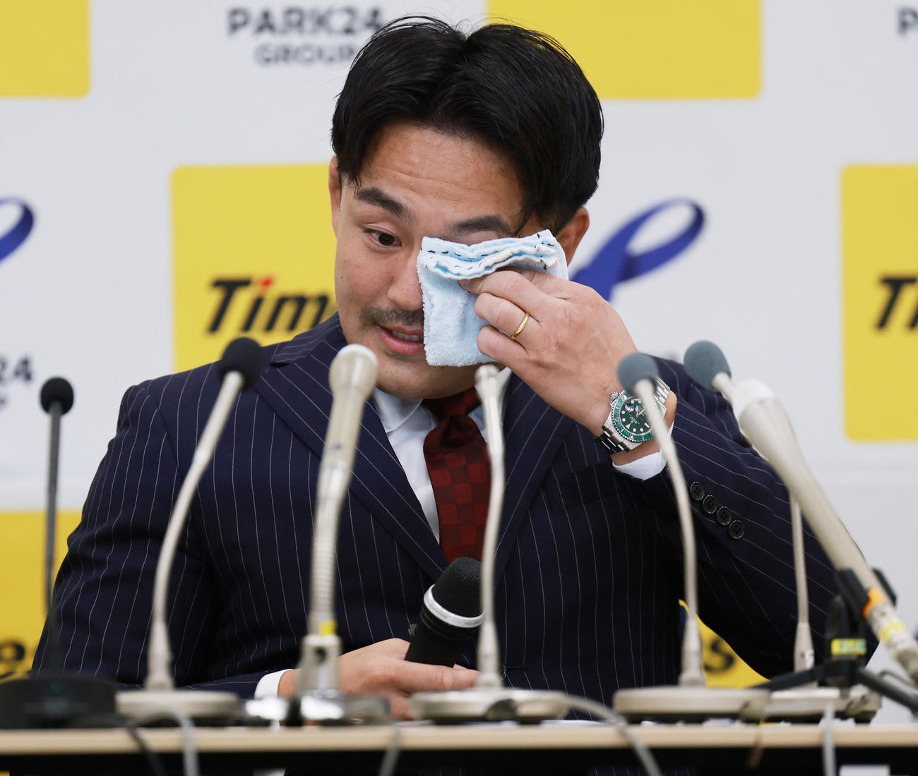 引退会見で感極まるパリ五輪柔道男子73キロ級銅メダリストの橋本（撮影・野上伸悟）