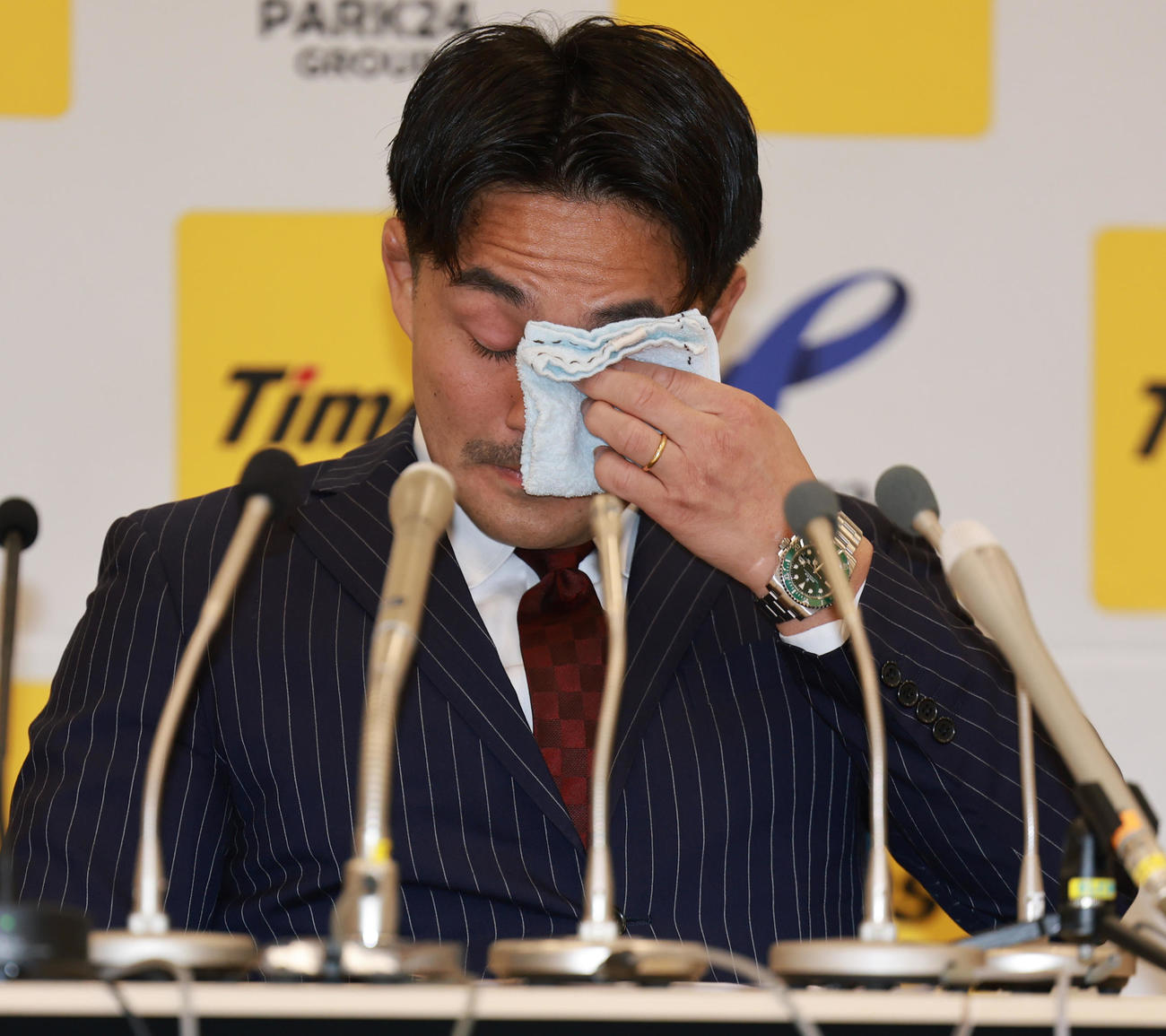 引退会見で感極まるパリ五輪柔道男子73キロ級銅メダリストの橋本（撮影・野上伸悟）