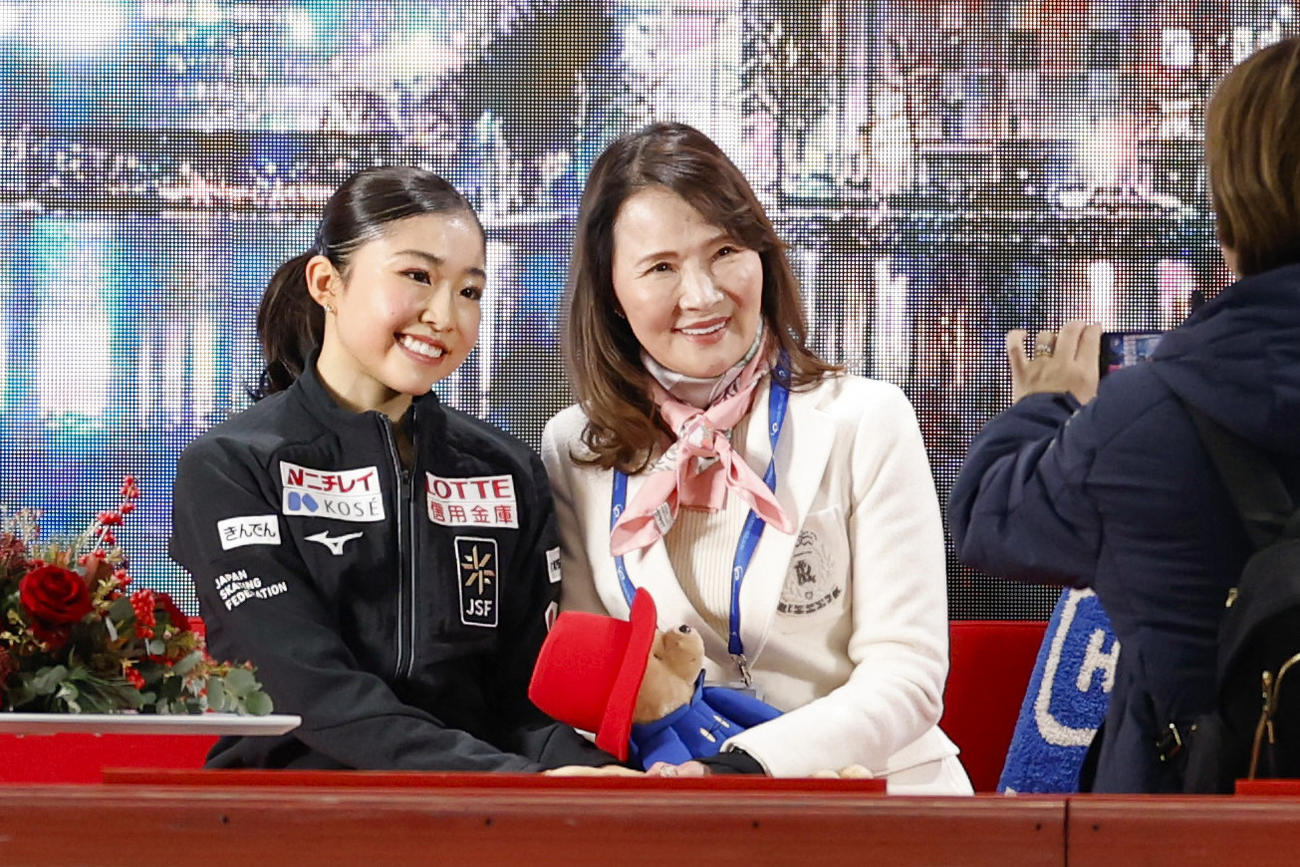 女子SPの得点を確認し、笑顔の千葉百音。右は浜田美栄コーチ（共同）