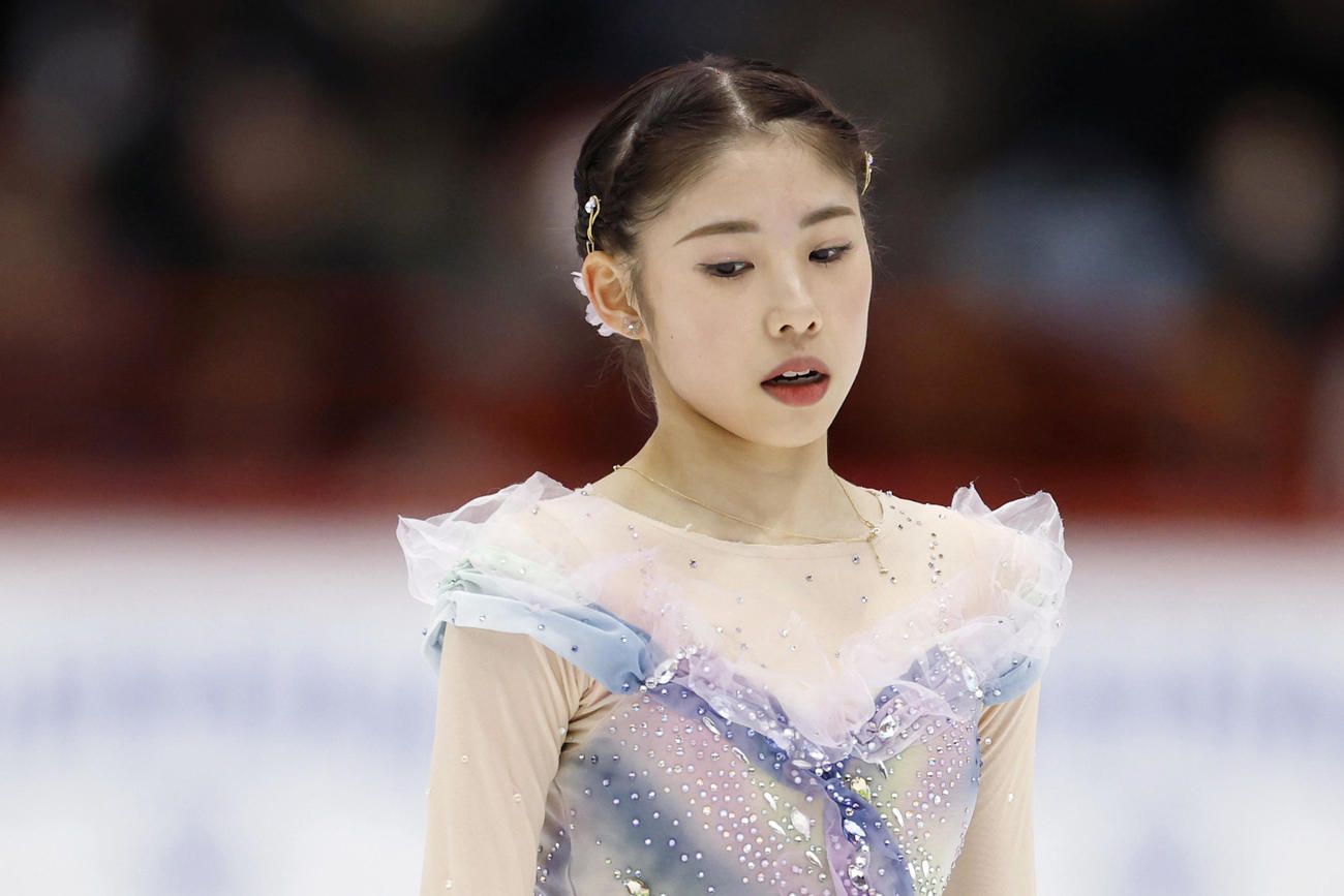 女子SPの演技を終え、肩を落とす住吉りをん（共同）