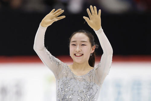 女子SPの演技を終え、歓声に応える松生理乃（共同）
