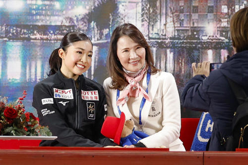 女子SPの得点を確認し、笑顔の千葉百音。右は浜田美栄コーチ（共同）