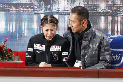 女子SPの得点を確認し、涙を流す住吉りをん。右は岡島功治コーチ（共同）