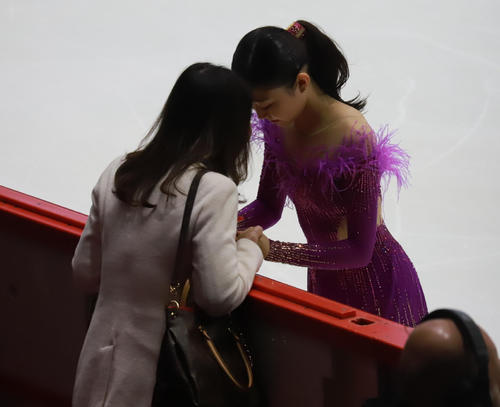 GPフィンランド大会女子SP　演技前に千葉百音（右）は浜田美栄コーチと心を整える（撮影・松本航）