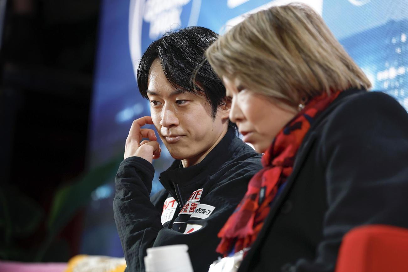男子SPの得点を確認した山本草太。右は本郷裕子コーチ（共同）