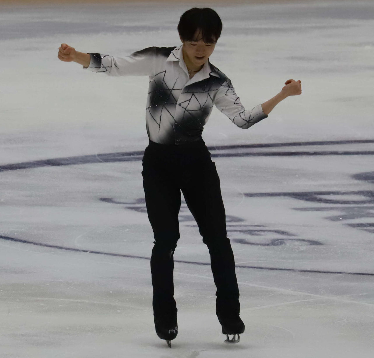 GPフィンランド大会男子SP　演技を披露する鍵山優真（撮影・松本航）