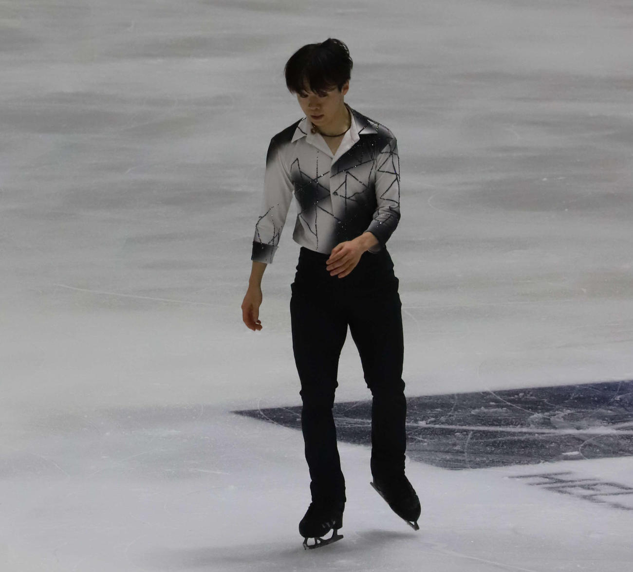 GPフィンランド大会男子SP　演技を終えて肩を落とす鍵山優真（撮影・松本航）