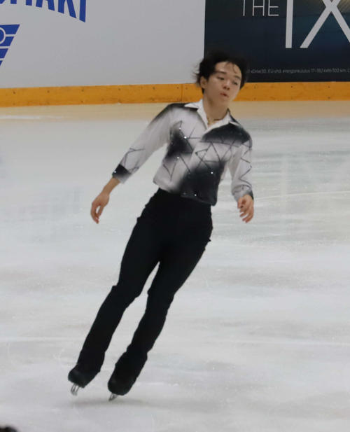 GPフィンランド大会男子SP 演技に向かう鍵山優真(撮影・松本航)