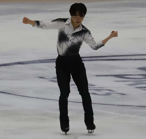 GPフィンランド大会男子SP 演技を披露する鍵山優真(撮影・松本航)
