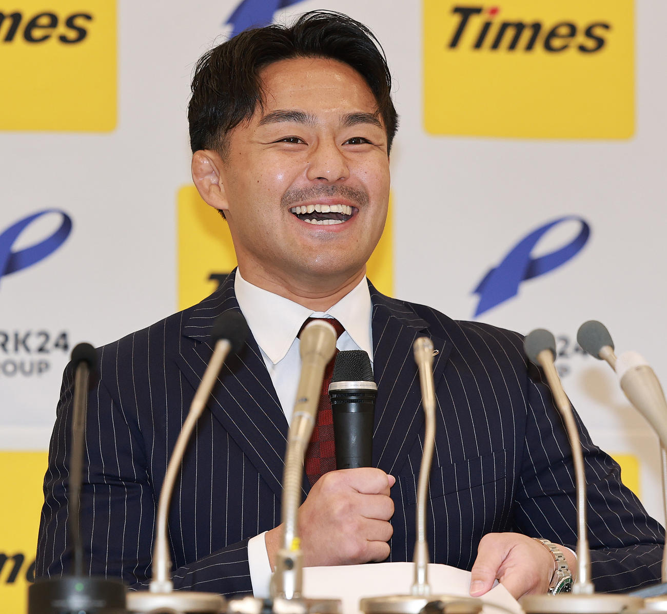 引退会見を行うパリ五輪柔道男子73キロ級銅メダリストの橋本（撮影・野上伸悟）