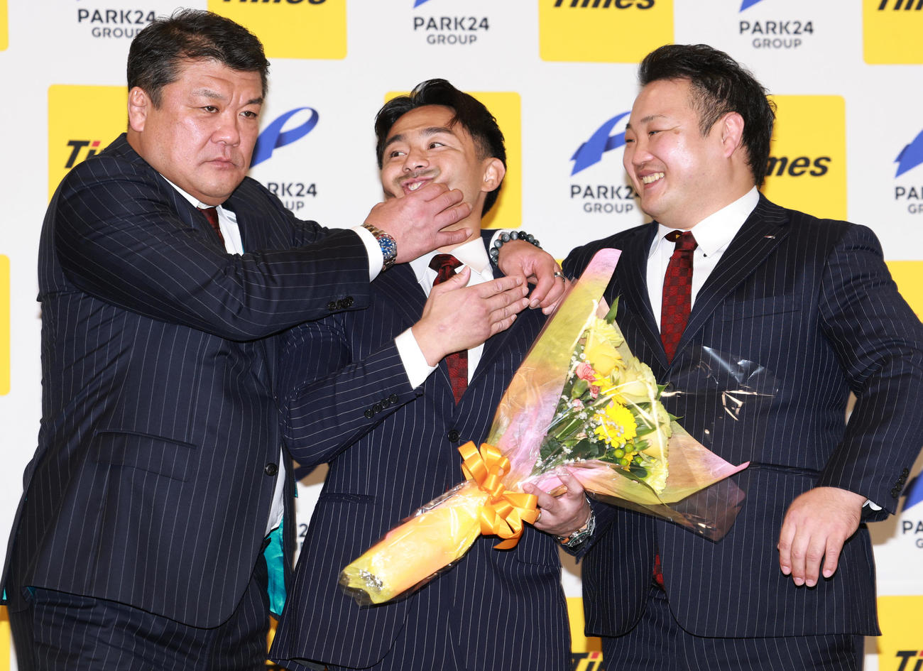 引退会見でパーク24の吉田総監督（左）、海老沼男子監督（右）から手荒に？ねぎらわれるパリ五輪柔道男子73キロ級銅メダリストの橋本（撮影・野上伸悟）