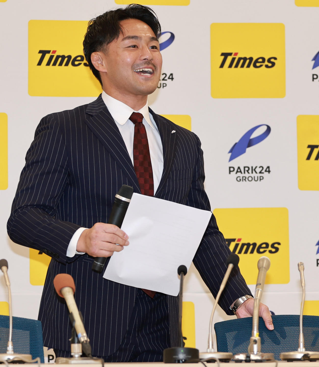 引退会見を行うパリ五輪柔道男子73キロ級銅メダリストの橋本（撮影・野上伸悟）